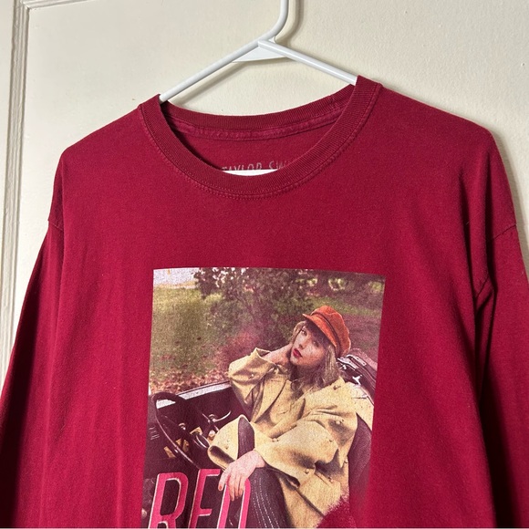 Taylor Swift Shirt Red Taylor's Version Long Sleeve Print Album Photo Shoot L - Picture 3 of 9